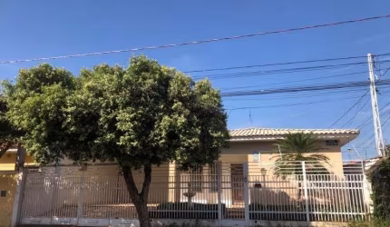 Imperdível! Casa à venda em Birigüi-SP, Centro - 3 quartos, 1 suíte, 3 salas, 2 banheiros, 3 vagas de garagem, 190m².
