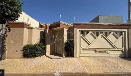 Está à venda na Vila Pontes uma excelente casa com três quartos sendo um suíte.