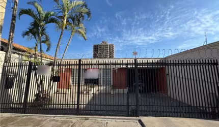 Casa á venda em Birigui, Garagem para dois veiculos coberta, Com sala de estar e de jantar, Dois quartos com suíte e três banheiros