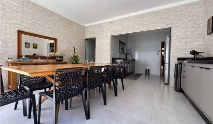 Casa á venda no condominio Veneza, casa com: 3 quartos sendo 2 suítes, sala de TV com pé direito alto, piscina e garagem coberta para 2 veículos
