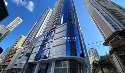 Apartamento com 2 suítes frente mar