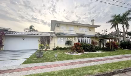 Casa com 5 quartos sendo 1 suíte, mobiliada à venda em Jurerê - Florianópolis/SC