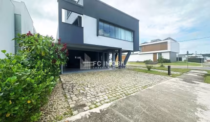 Casa de esquina com 260 m²  e 3 quartos, à venda no condomínio clube Caledônia em Camboriú/SC