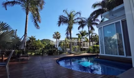 Casa com 430 m² privativos, 3 suítes + 2 Demi suítes, à venda no condomínio Porto Riviera Exclusive, em Itajaí/SC