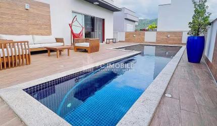 Casa térrea com 250 m² privativos, 1 suíte + 2 Demi-Suítes, disponível  para locação no Condomínio clube Caledônia em Camboriú/SC