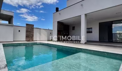 Casa com 270 m² privativos, 3 suítes, à venda no condomínio clube Caledônia em Camboriú/SC