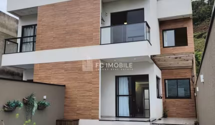 Casa com 3 quartos sendo 1 suíte, à venda no Rio Pequeno em Camboriú/SC