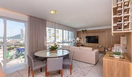 Apartamento com 4 quartos sendo 2 suítes, todo mobiliado, à venda no edifício Solar Di Capri em Balneário Camboriú