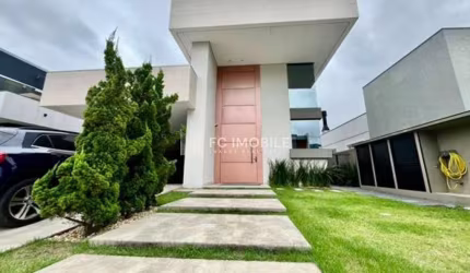 Casa com 5 suítes e piscina privativa, à venda no condomínio Caledônia em Camboriú/SC