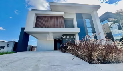 Casa com 380 m² privativos, 3 suítes e piscina privativa,  à venda no condomínio Caledônia em Camboriú/SC