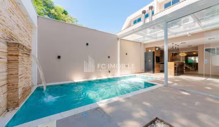 Sobrado Triplex com Piscina em Santa Felicidade