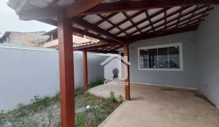 ACEITA FINANCIAMENTO!  Excelente casa linear composta por 3 quantos sendo uma suíte, sala, cozinha, banheiro social, área de serviço e garagem.