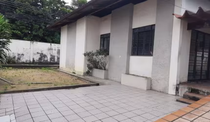 Casa comercial no Parque 10 disponível para venda