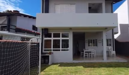 Sobrado com 3 quartos à venda, muito quintal e vista lindíssima para a Pedra Grande