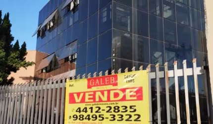 Galpão comercial de alto padrão em Atibaia Jardim: 3 salas, 6 banheiros, 8 vagas de garagem, 1.991m². Venda ou locação!