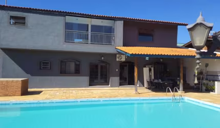 Casa com ampla piscina em um terreno com 1.010m² no bairro Jardim Estância Brasil em Atibaia!!
