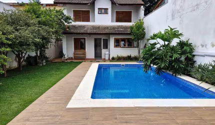 CASA COM 4 SUITES E PISCINA A UMA QUADRA DA AV LUCAS