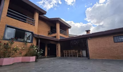 CASA COM 4 QUARTOS E QUINTAL GARAMADO NO JARDIM DOS PINHEIROS EM ATIBAIA SP