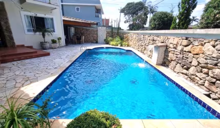 Sobrado com piscina pertinho da Al. Lucas à venda, com 3 quartos (1 suíte)