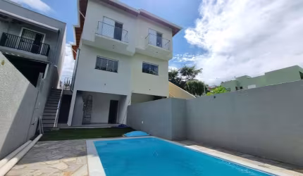 Sobrado à venda com piscina por R$580mil