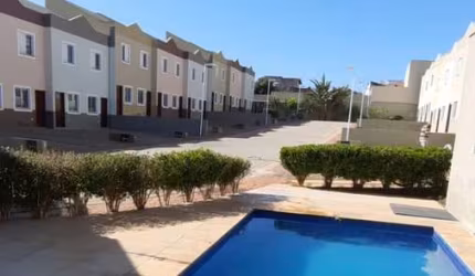 casa de condomínio, piscina, 2 vagas de garagem