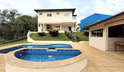 SOBRADO COM 4 QUARTOS, PISCINA  E ESPAÇO GOURMET NO CONDOMÍNIO SERRA DA ESTRELA!