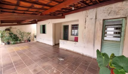 Casa térrea à venda com 300m² de terreno