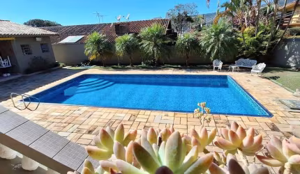 Linda casa térrea a venda no bairro Vila Giglio em Atibaia com 1.581m² de terreno.