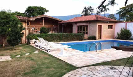 Linda Casa à Venda em Atibaia-SP no coração da Giglio: 3 quartos, 1 suíte, 3 salas, 2 vagas, 733m²