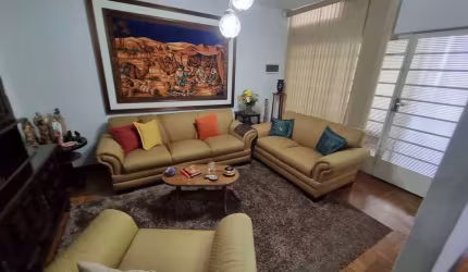 Casa térrea no centro da cidade e NÃO GEMINADA