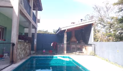 CASA  EM CONDOMÍNIO FECHADO COM 3 DORMITÓRIOS, SENDO 2 SUÍTES, COM 300m²