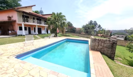 Casa/Chácara com 2000m² de terreno e com 06 dormitórios sendo 03 suítes