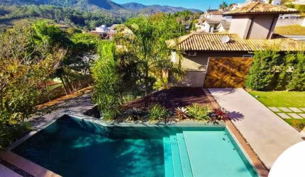 Residência Alto Padrão em condomínio com vista privilegiada para Pedra Grande
