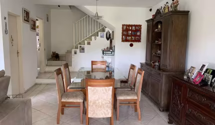 Casa à venda em Atibaia-SP, bairro Cidade Satélite: 3 quartos, 1 suíte, 2 salas, 2 vagas de garagem, 360m² de área!