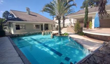 Casa de Luxo na Vila Santista, Atibaia-SP: 4 Quartos, 2 Suítes, 3 Salas, 5 Banheiros, 4 Vagas de Garagem, 1000m² de Área. Confira!