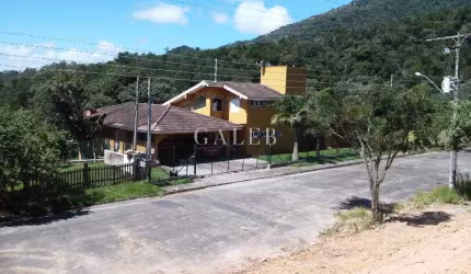 CASA TÉRREA COM 4 DORMITÓRIOS, 1089m2 de terreno, bem localizada em Atibaia-SP