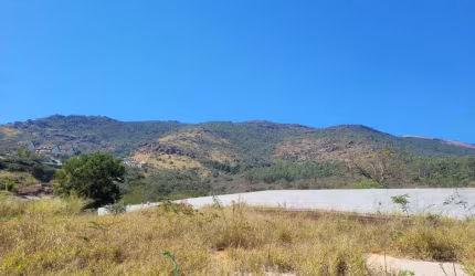 Terreno de 870 m² a venda com uma ótima localização e uma vista fantástica para Pedra Grande.