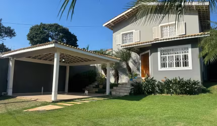 Sobrado em frente ao lago....