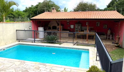LINDA CASA COM PISCINA  EM BAIRRO PRÓXIMO AO CENTRO EM ATIBAIA