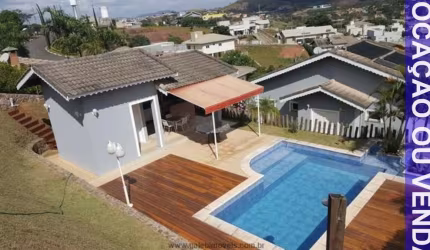 Imperdível casa em condomínio à venda ou locação em Atibaia-SP: 3 quartos, 2 suítes, 2 salas, 4 vagas na Serra da Estrela!