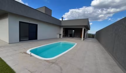 CASA TÉRREA À VENDA COM 3 SUÍTES E PISCINA