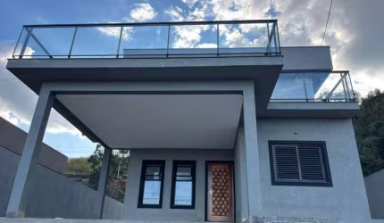 SOBRADO COM 4 SUÍTES À VENDA, COM PISCINA, QUINTAL