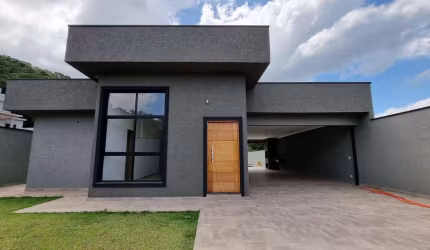 Casa térrea à venda com 3 suítes, piscina em ótima localização