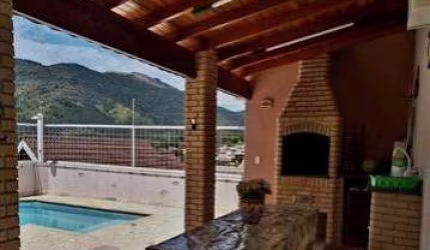 Lindo sobrado em uma ótima localização com piscina!