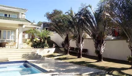 Bela casa no Condomínio Flamboyant distribuída em 3 pavimentos,