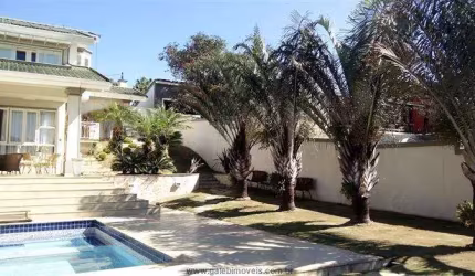 Bela casa no Condomínio Flamboyant distribuída em 3 pavimentos,