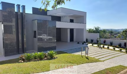 Casa à venda em condomínio, 670m² de terreno e 220m² construído, 3 suítes