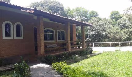 CASA ESTILO CHÁCARA DENTRO DA CIDADE