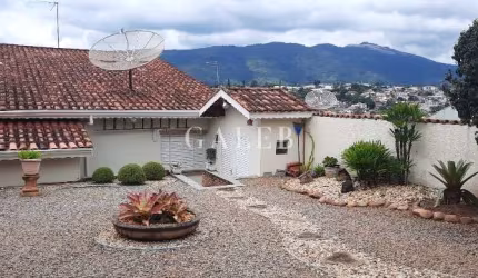Casa à venda no Jd. do Lago com bastante quintal, 3 quartos