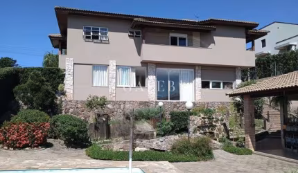 SOBRADO À VENDA COM 3 QUARTOS, LAGO DE CARPAS E PISCINA EM CONDOMÍNIO FECHADO!!